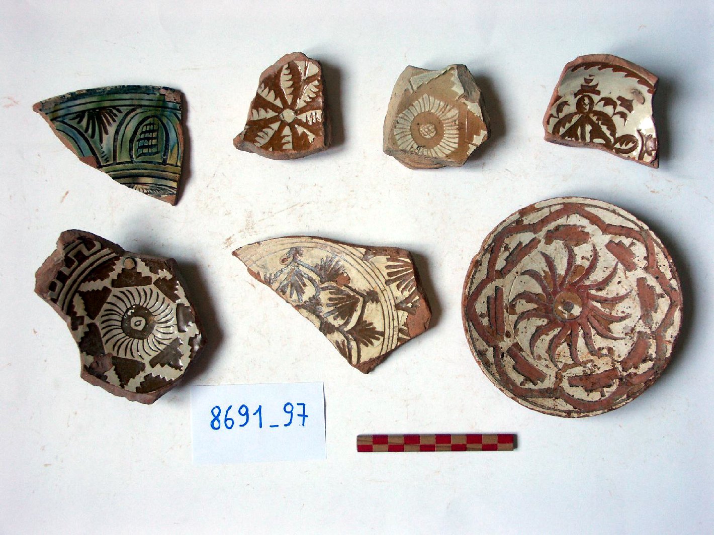 motivi decorativi (scodella, frammento) - ambito veneziano (secc. XVI/ XVII)