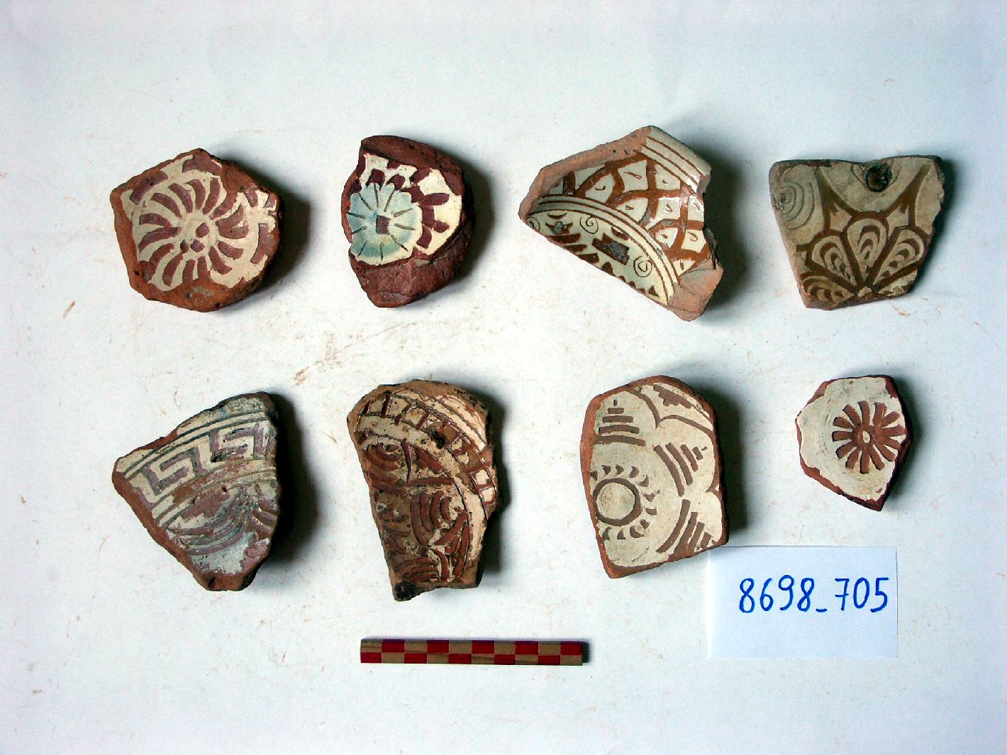 motivi decorativi (piatto, frammento) - ambito veneziano (secc. XVI/ XVII)