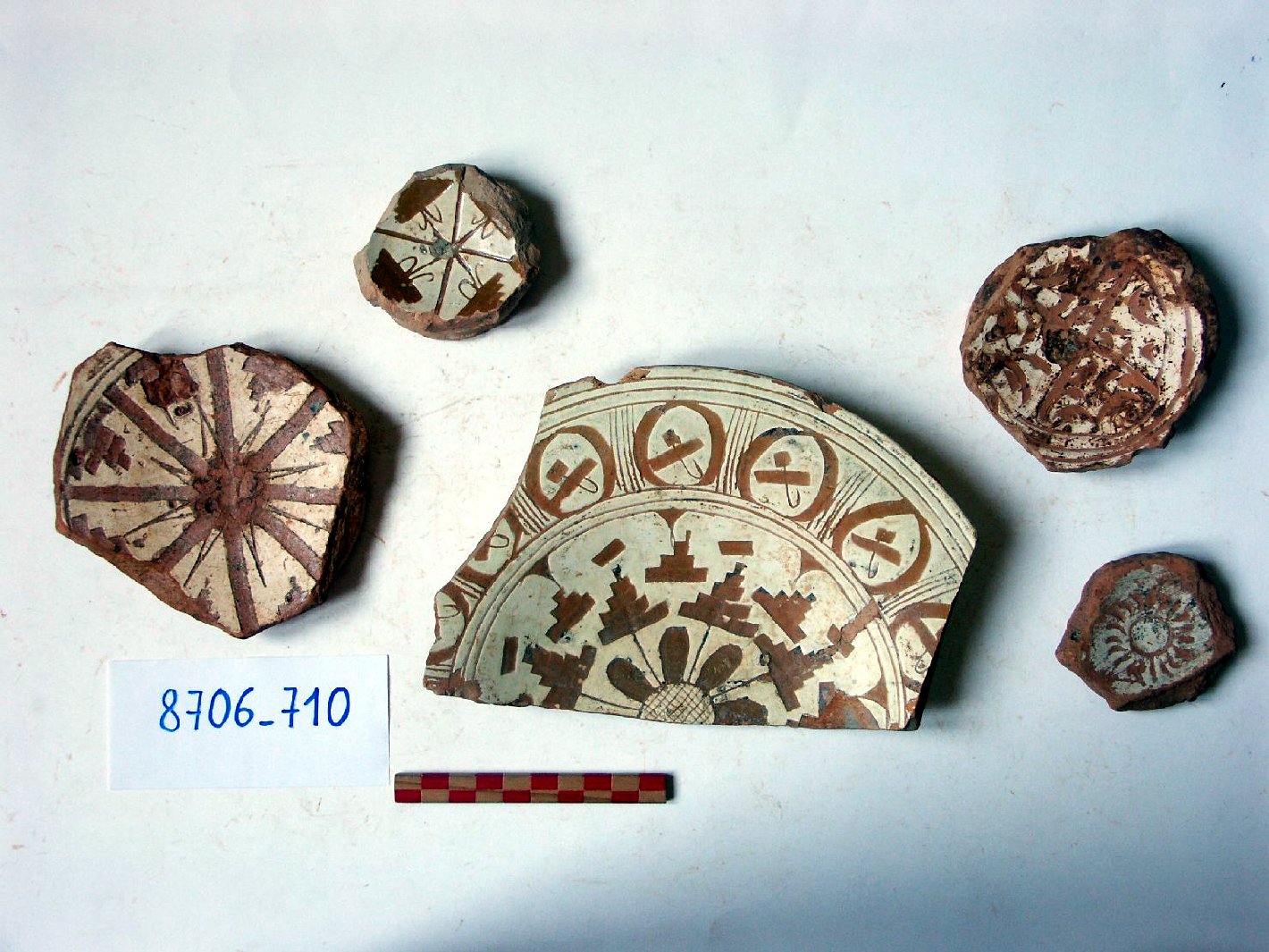 motivi decorativi (piatto, frammento) - ambito veneziano (secc. XVI/ XVII)