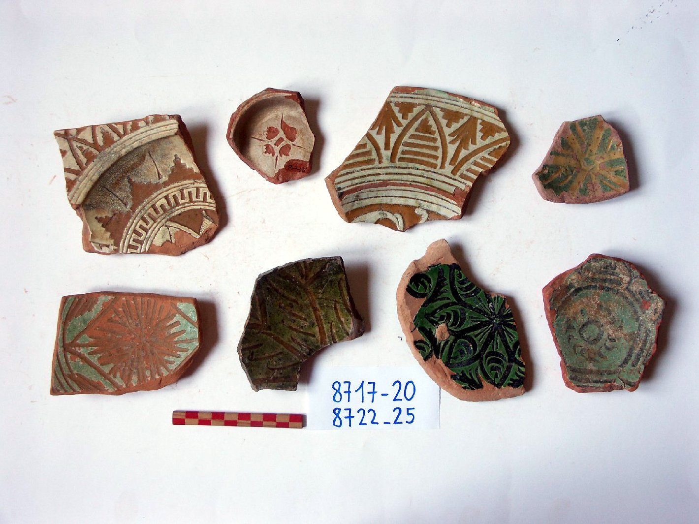 motivi decorativi (piatto, frammento) - ambito veneziano (secc. XVI/ XVII)