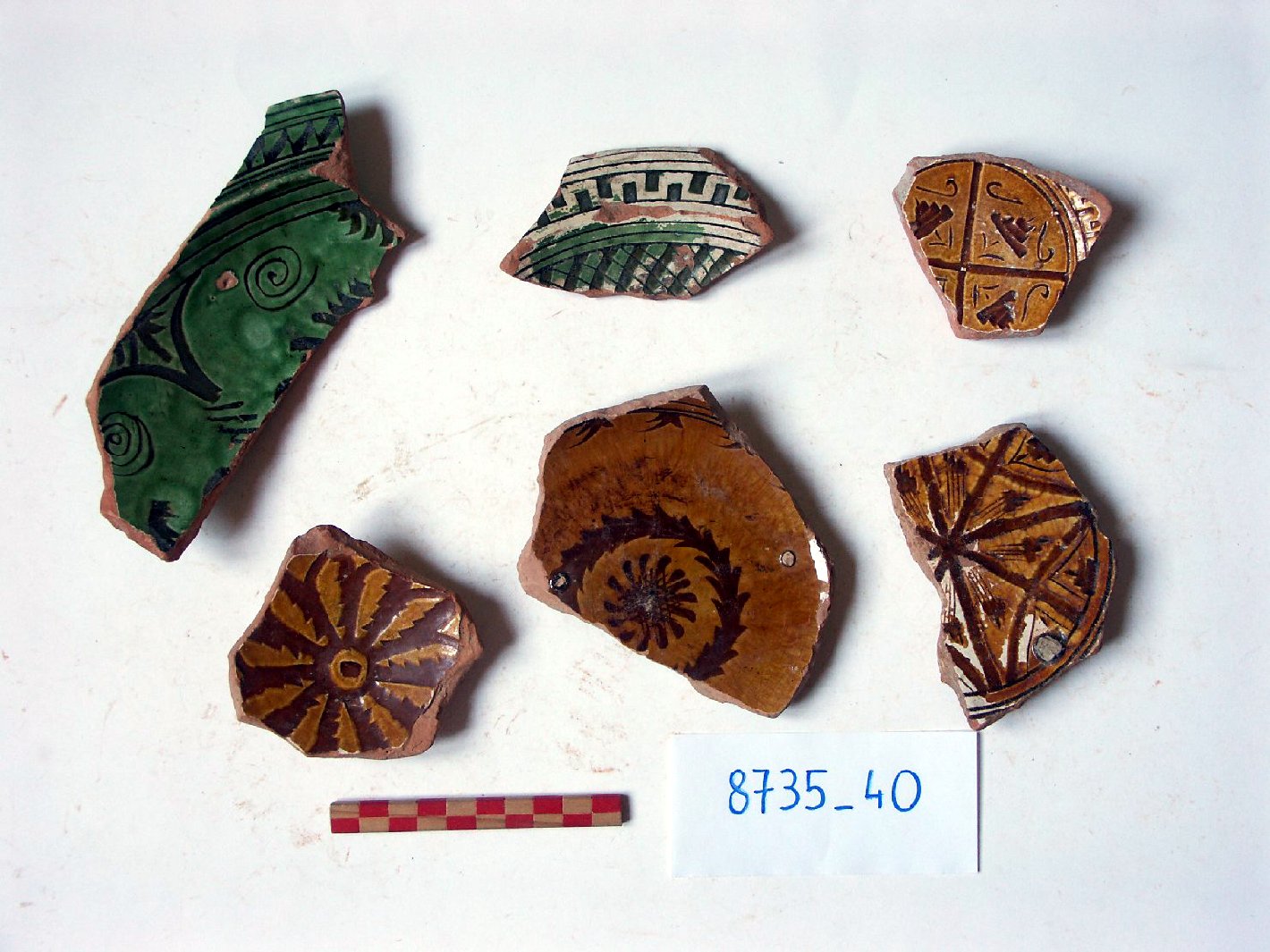 motivi decorativi (piatto, frammento) - ambito veneziano (secc. XVI/ XVII)