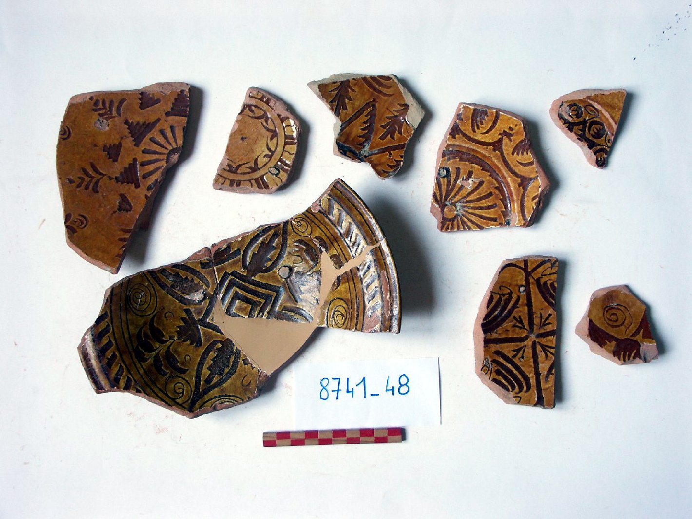 motivi decorativi (piatto, frammento) - ambito veneziano (secc. XVI/ XVII)