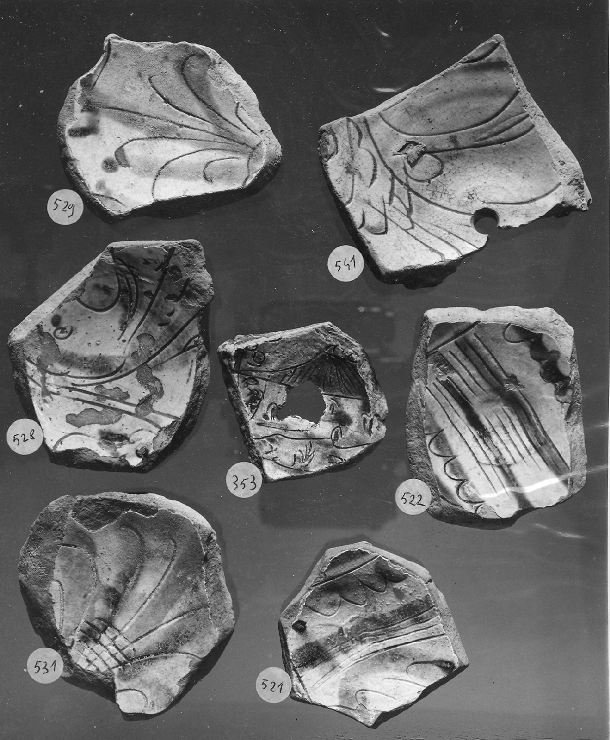 motivi decorativi geometrici e vegetali stilizzati (piatto, frammento) - ambito veneziano (secc. XVI/ XVII)
