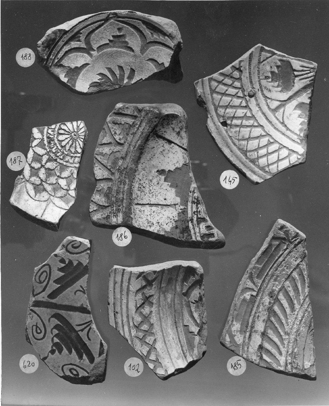 motivi decorativi geometrici e vegetali stilizzati (piatto, frammento) - ambito veneziano (secc. XVI/ XVII)