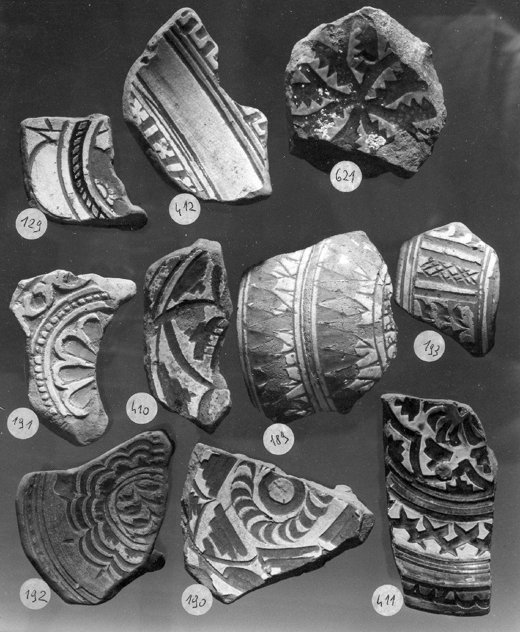 motivi decorativi geometrici e vegetali stilizzati (piatto, frammento) - ambito veneziano (secc. XVI/ XVII)