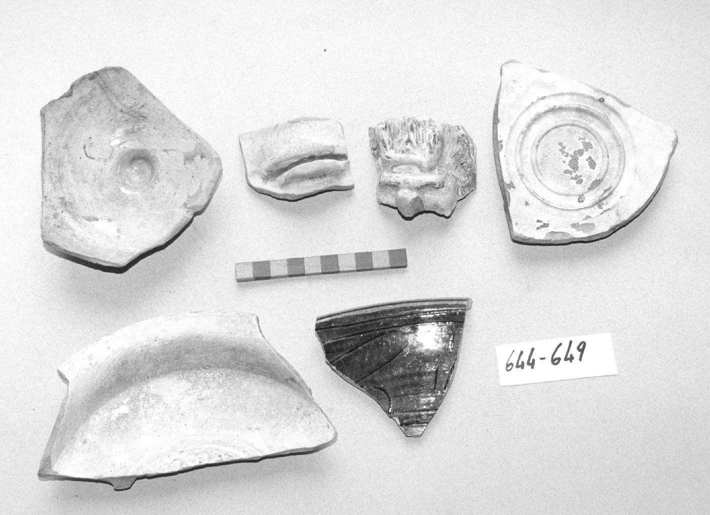 motivi decorativi geometrici e vegetali stilizzati (piatto, frammento) - ambito veneziano (secc. XVI/ XVII)