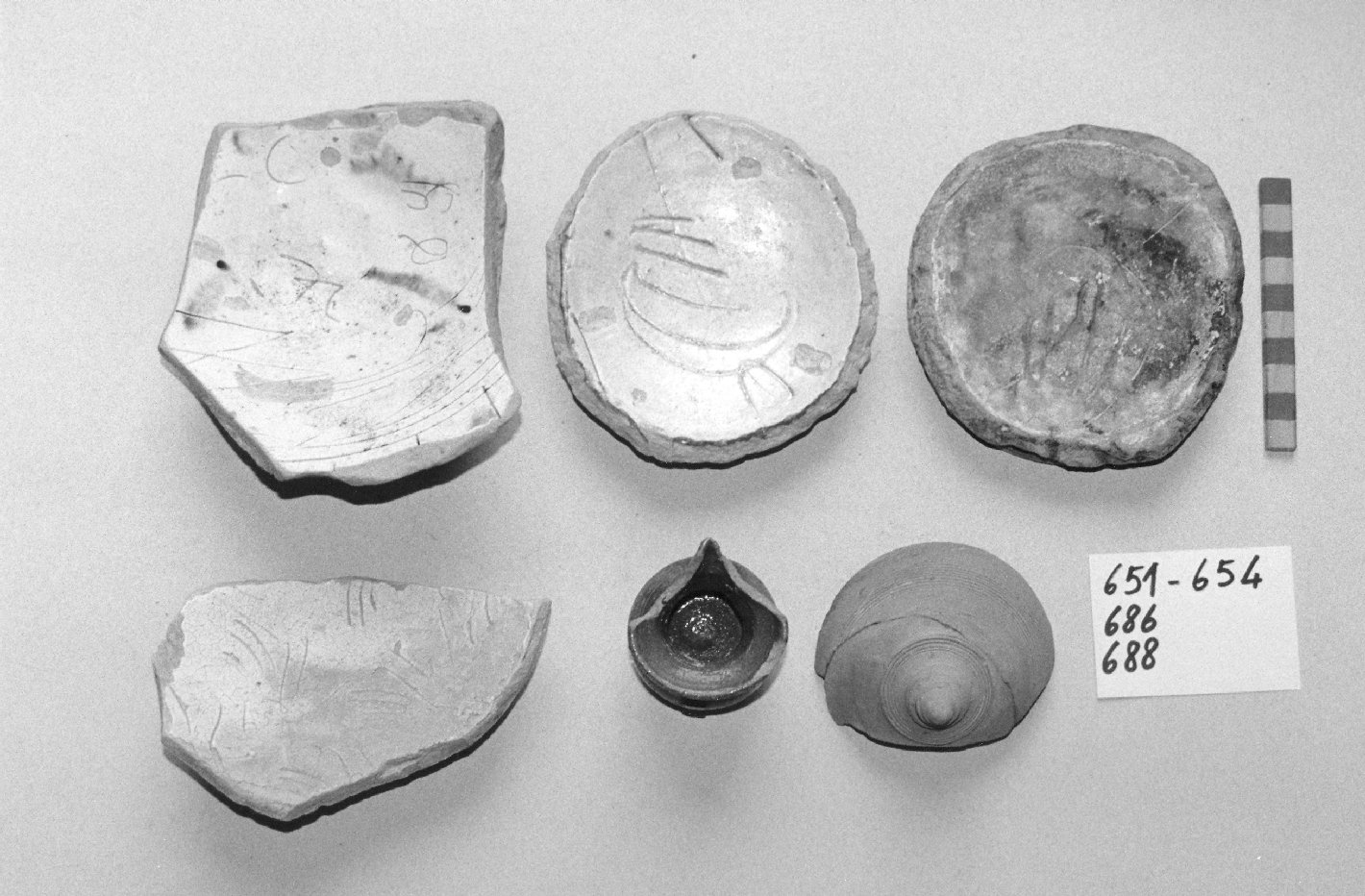 motivi decorativi geometrici e vegetali stilizzati (catino, frammento) - ambito veneziano (secc. XVI/ XVII)