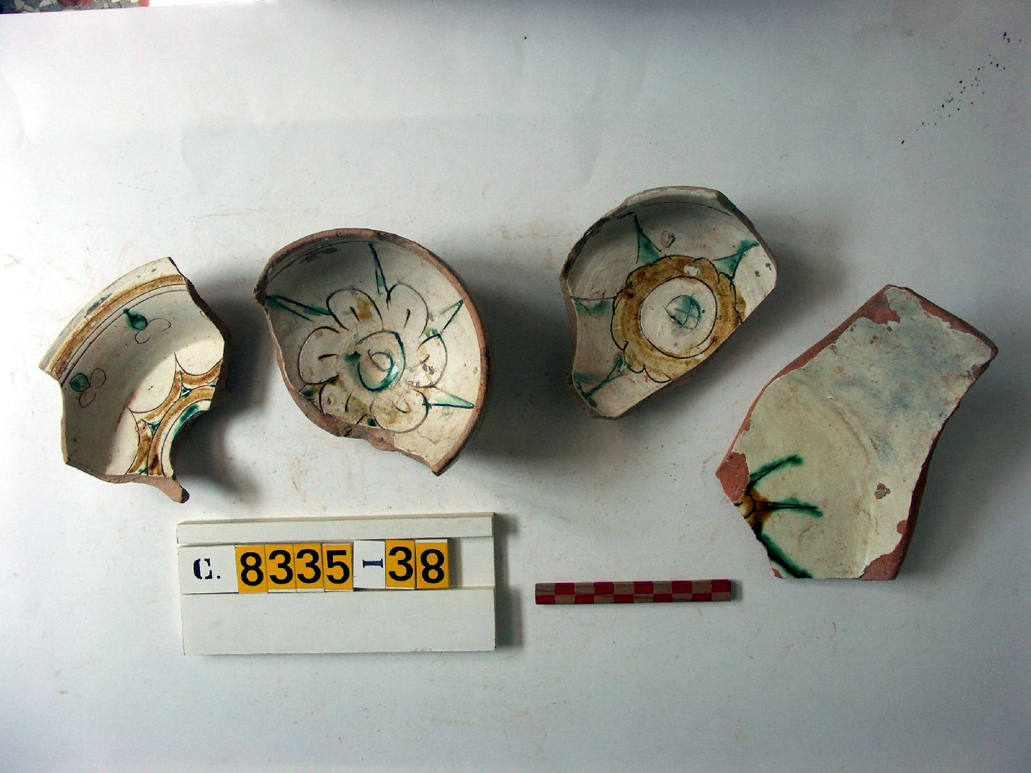 motivi decorativi geometrici e vegetali stilizzati (scodella, frammento) - ambito veneziano (secc. XVI/ XVII)