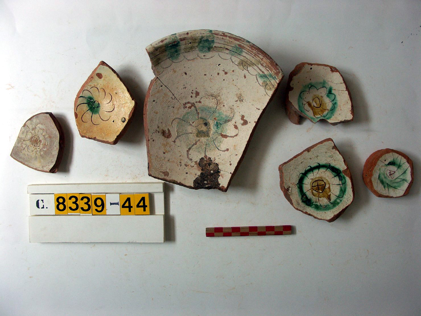 motivi decorativi geometrici e vegetali stilizzati (piattino, frammento) - ambito veneziano (secc. XVI/ XVII)