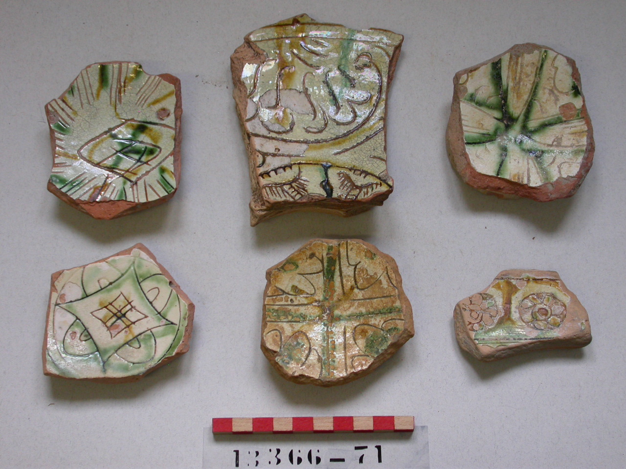 motivi decorativi geometrici (piatto, frammento) - ambito padano (secc. XIV/ XV)