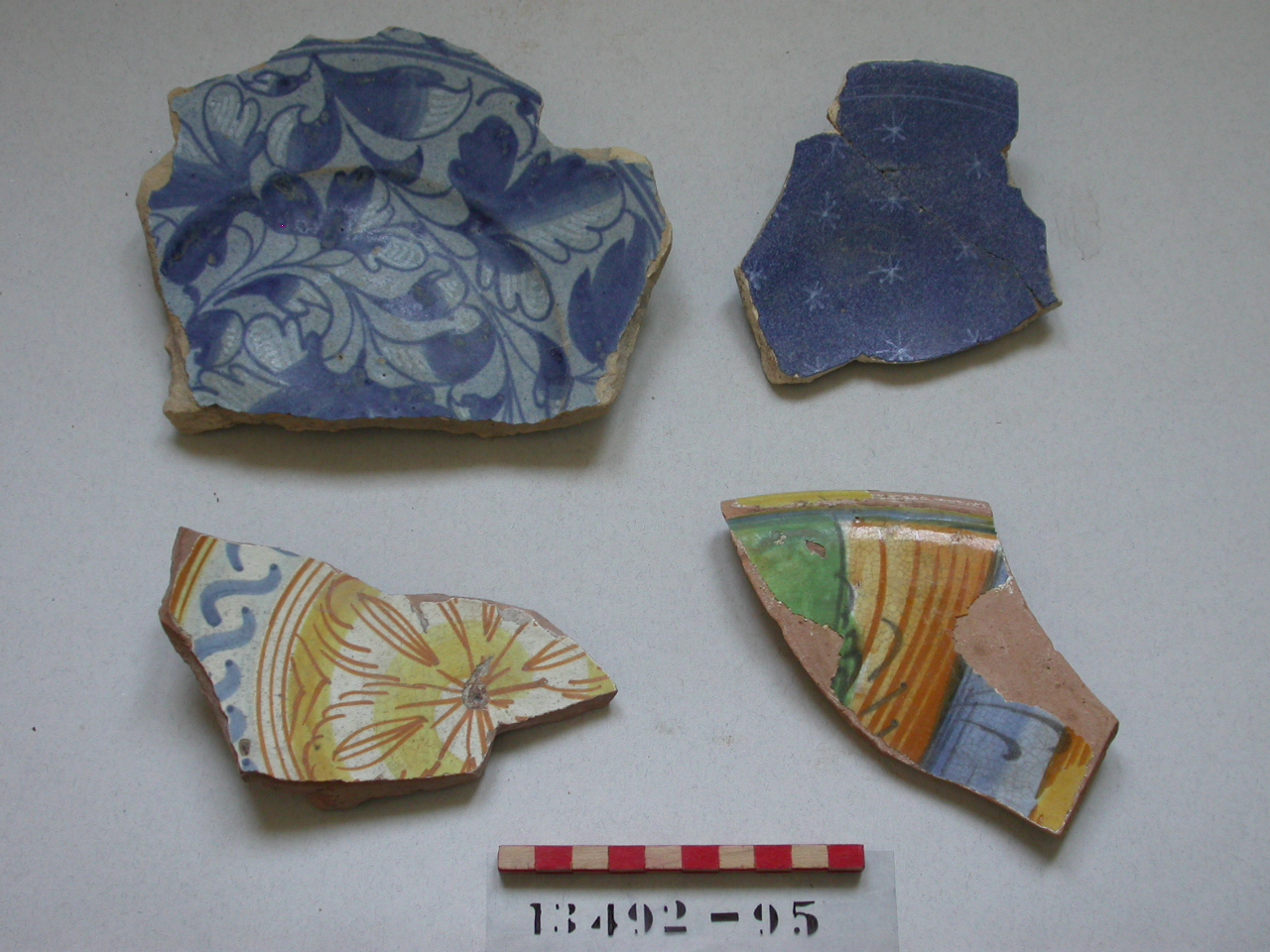 motivi decorativi floreali (piatto, frammento) - ambito veneziano (secc. XVI/ XVII)