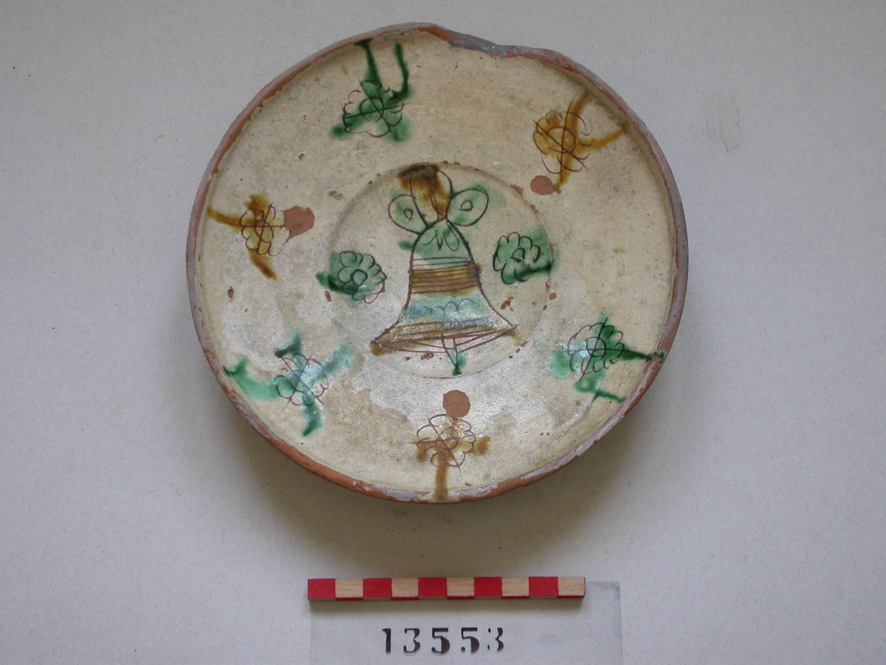 motivi decorativi geometrici e vegetali (piatto, opera isolata) - ambito veneto (secc. XVI/ XVII)