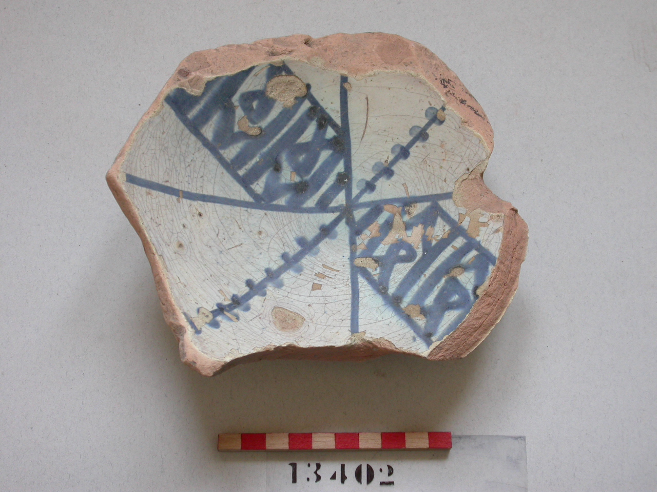 motivi decorativi geometrici (bacino, frammento) - ambito spagnolo (secc. XIV/ XV)