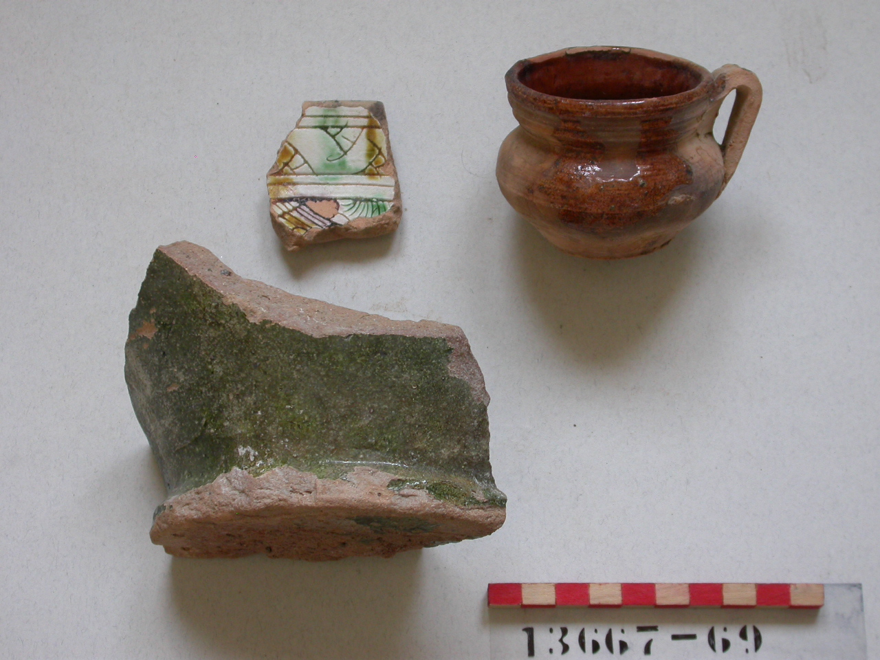 motivi decorativi geometrici e vegetali (scodella, frammento) - ambito veneziano (secc. XV/ XVI)