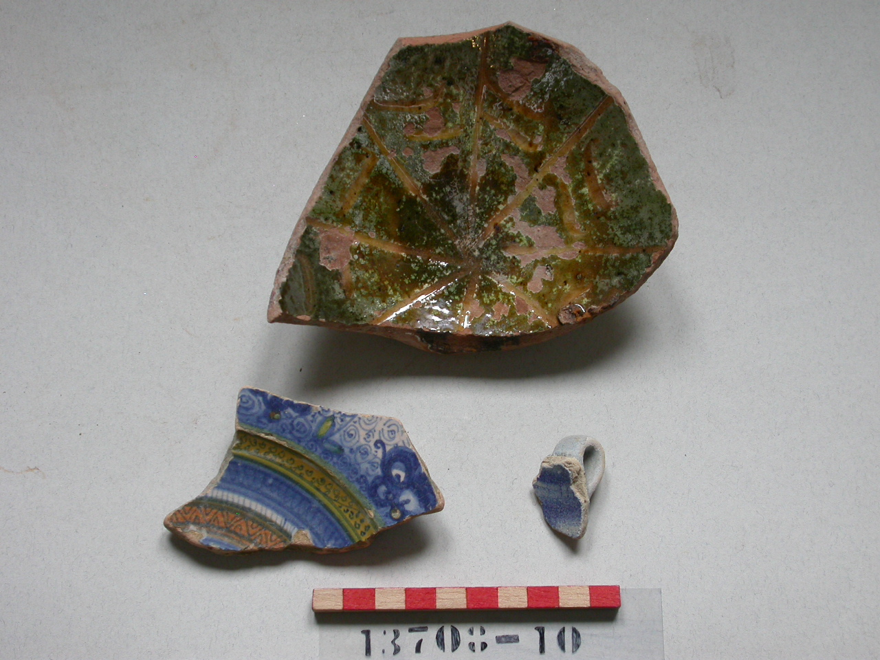 motivi decorativi geometrici (piatto, frammento) - ambito veneziano (sec. XVI)