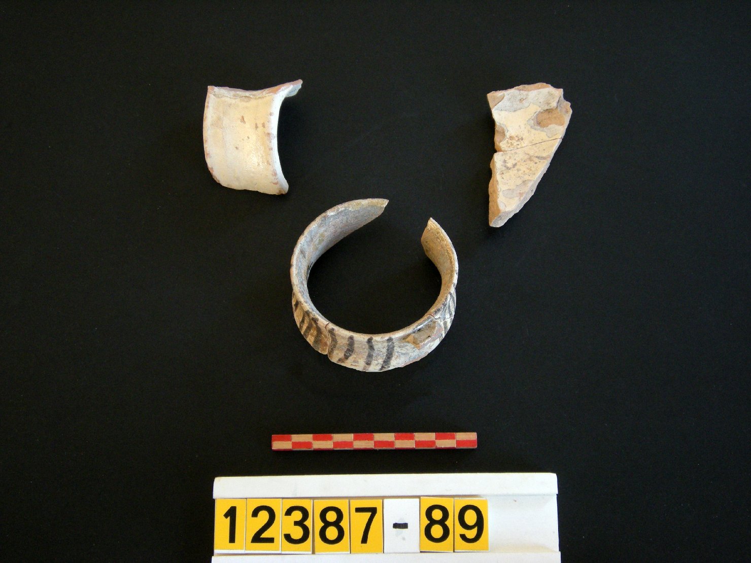 motivi decorativi geometrici (tazzotto, frammento) - ambito veneziano (sec. XIV)