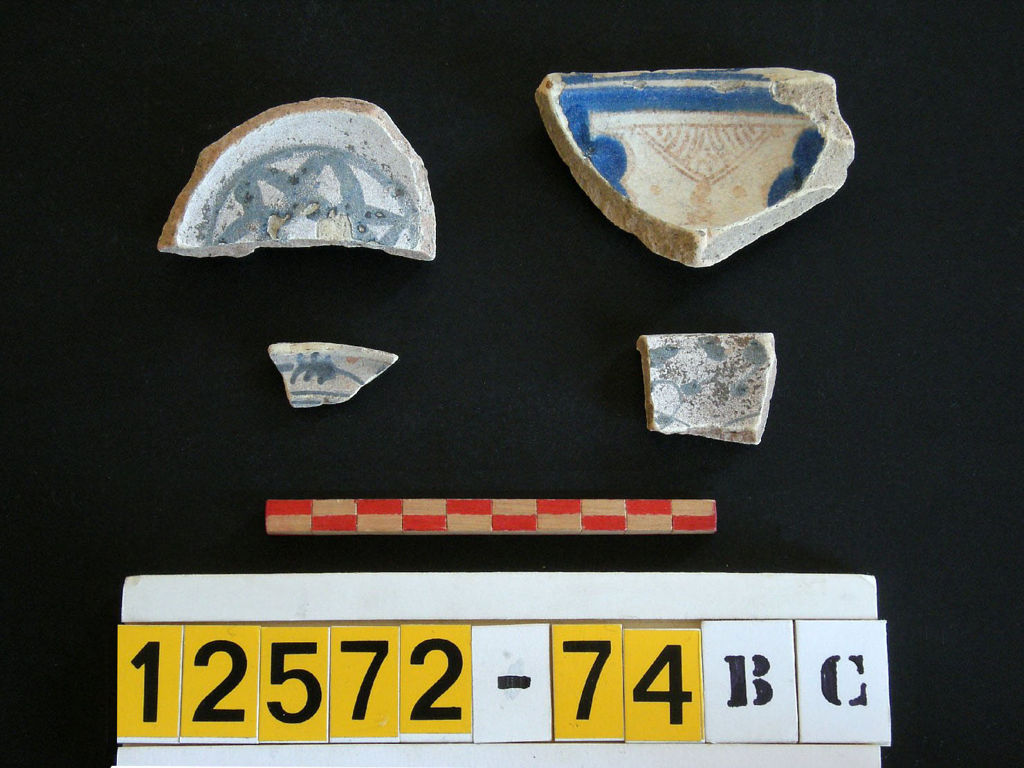 motivi decorativi geometrici e vegetali (scodella, frammento) - produzione valenciana (sec. XV)