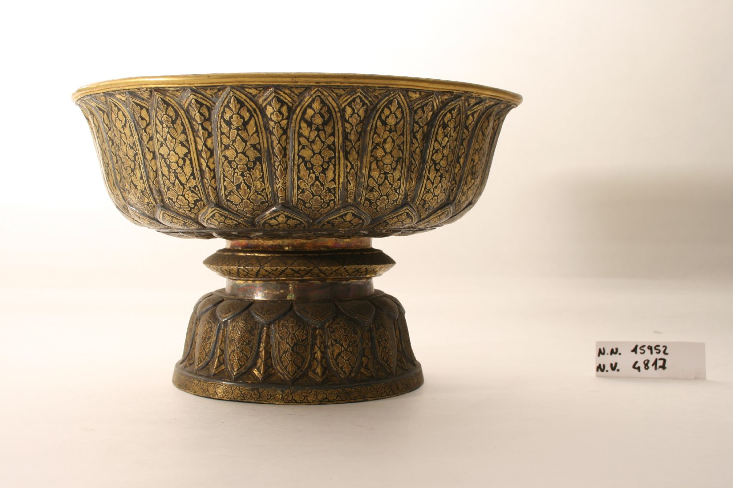 motivi decorativi vegetali (bacile, opera isolata) - ambito siamese (inizio sec. XIX)