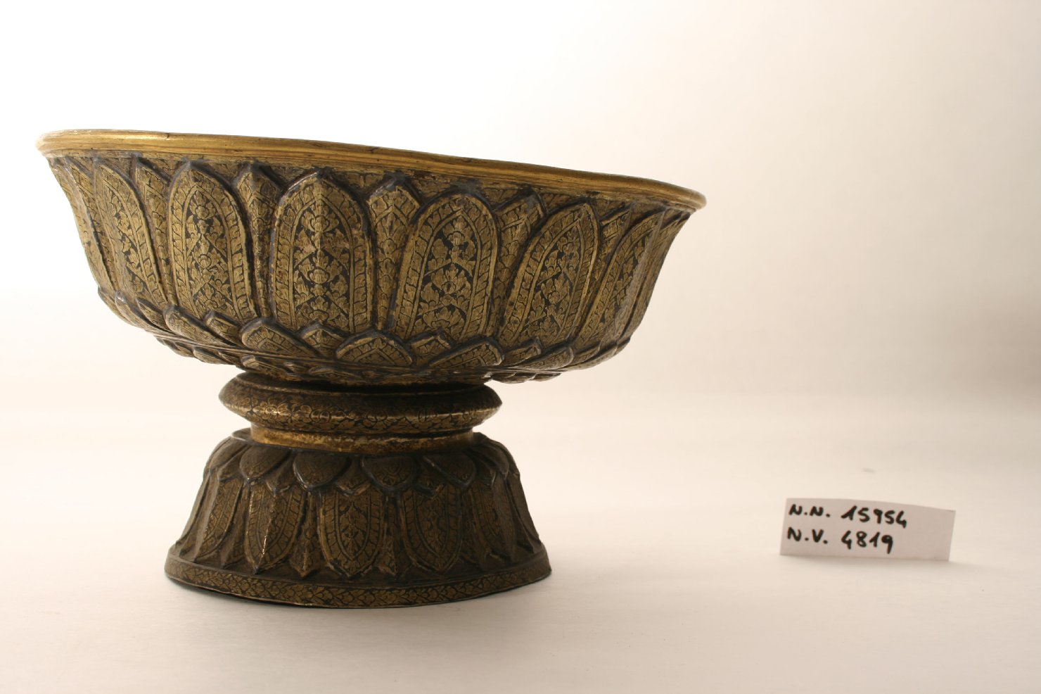 motivo decorativo floreale (bacile, opera isolata) - ambito siamese (inizio sec. XIX)