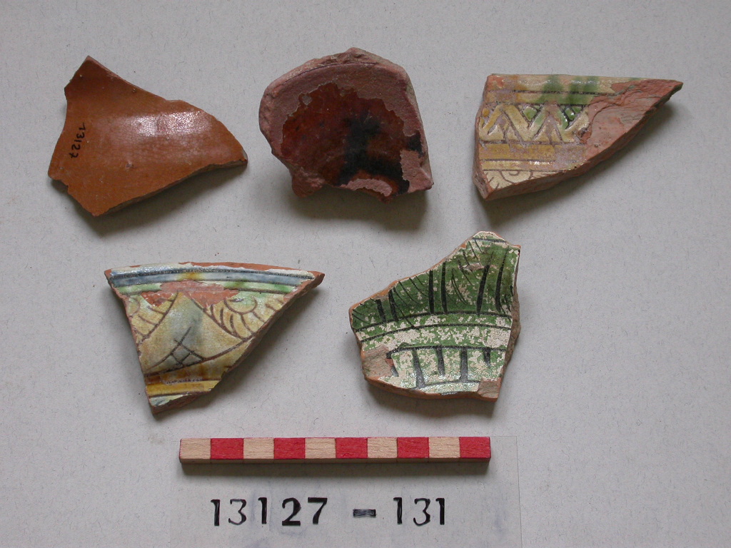 motivi decorativi geometrici (piatto, frammento) - ambito pisano (sec. XVI)