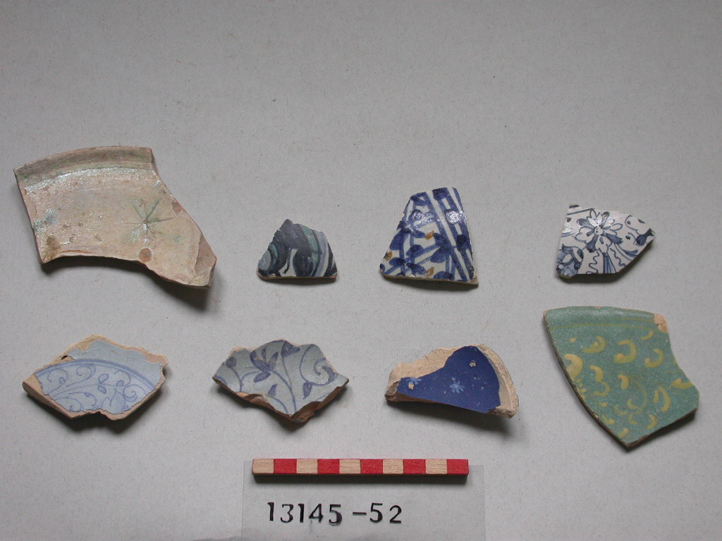 motivi decorativi vegetali (piattello, frammento) - ambito veneziano (secc. XVI/ XVII)