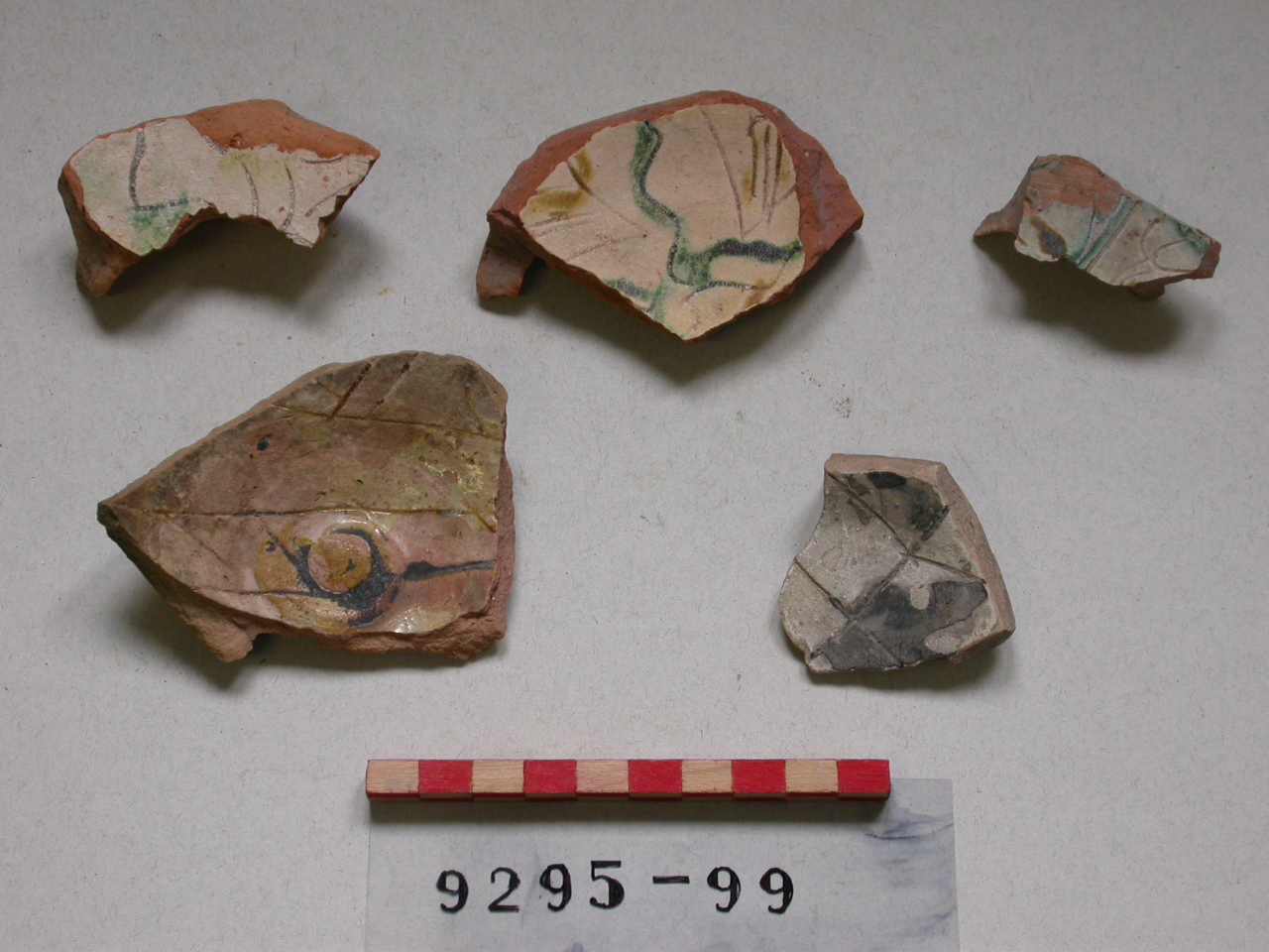 motivi decorativi vegetali (scodella, frammento) - ambito veneziano (sec. XIV)