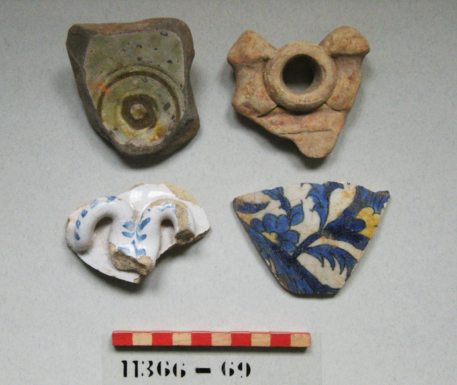 motivo decorativo floreale (vaso, frammento) - manifattura di Iznik (prima metà sec. XVI)