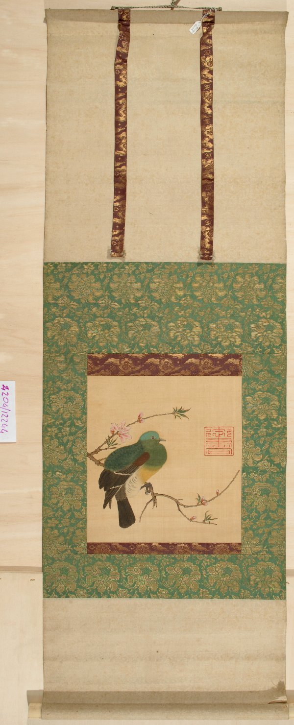 Colombo su un ramo di pesco, fiori e uccelli (kachoga) (dipinto) - ambito cinese (prima metà sec. XIX)