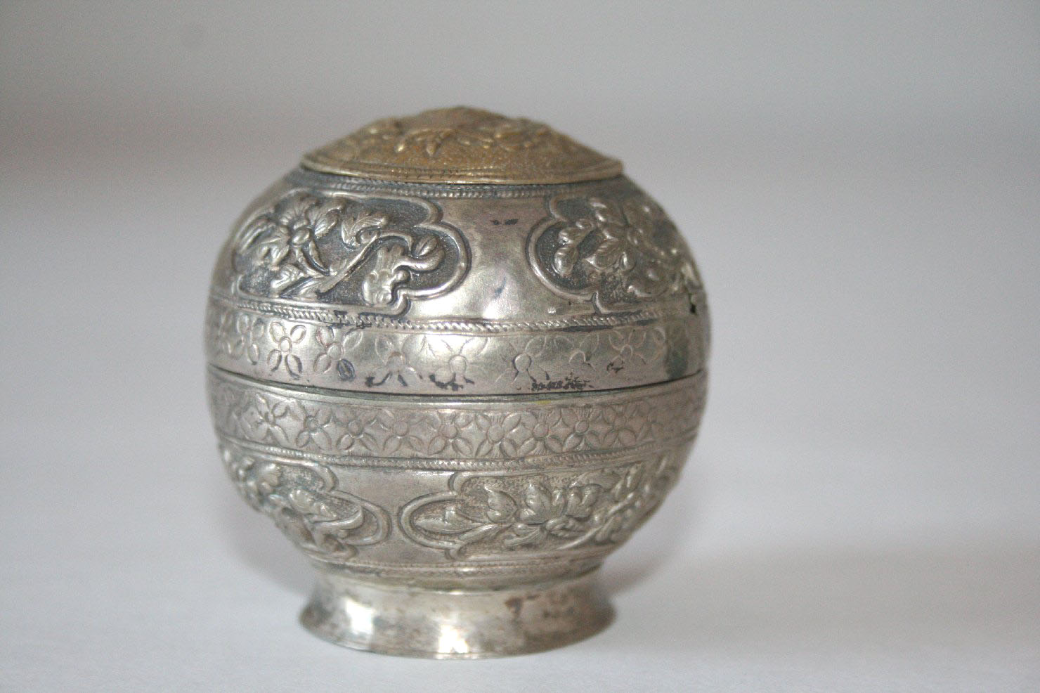 motivi decorativi floreali e a medaglioni (scatola, opera isolata) - ambito siamese (inizio sec. XIX)