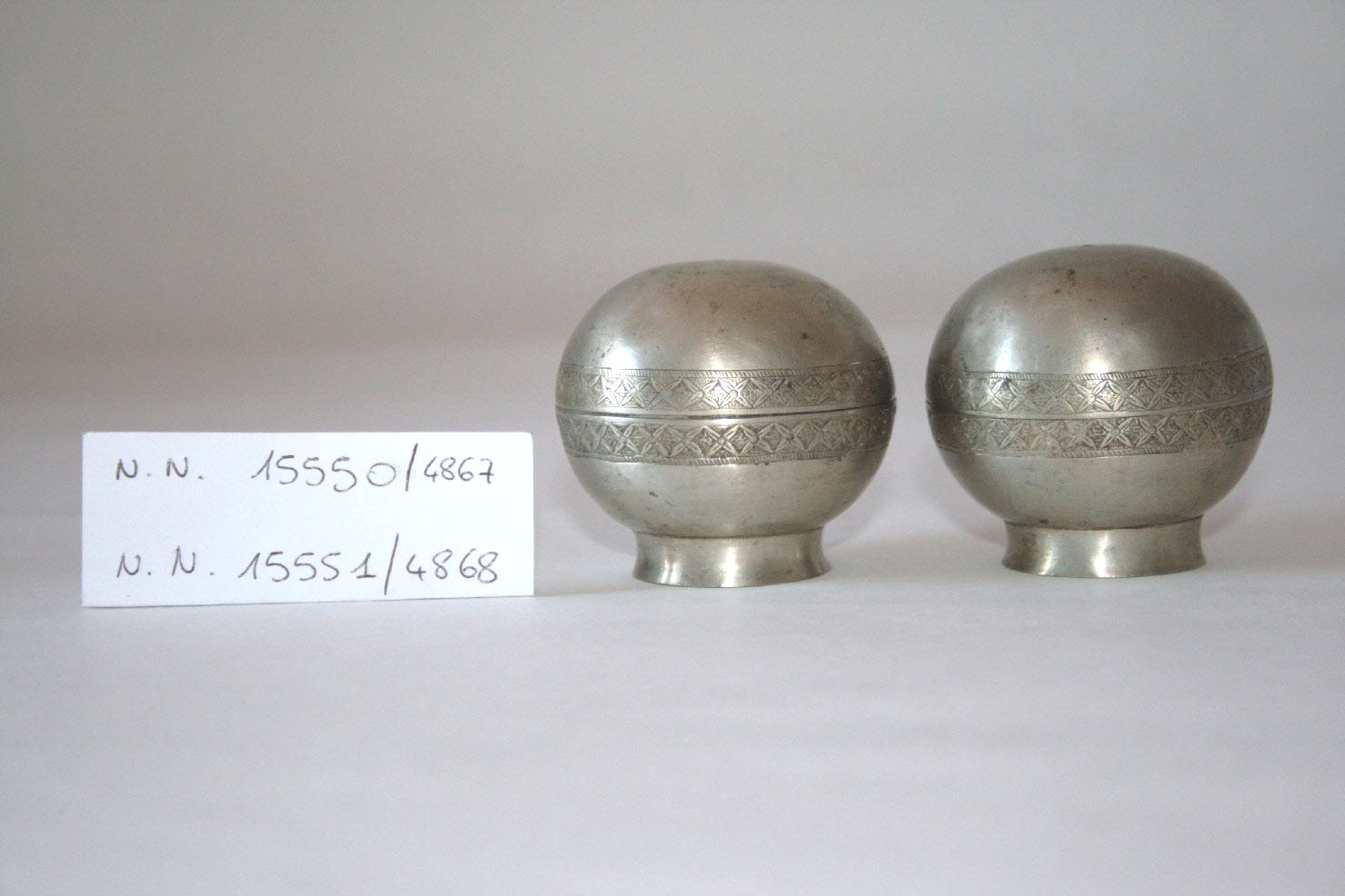 fiori su fascia (scatola, opera isolata) - ambito siamese (prima metà sec. XIX)