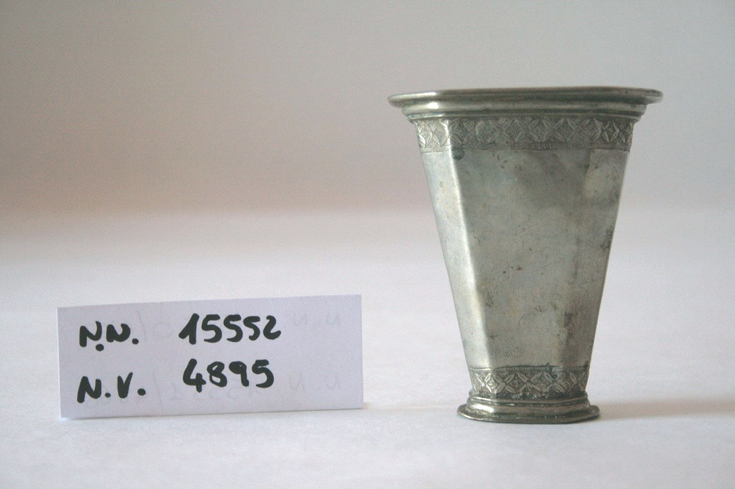 fiori su fascia (boccale, opera isolata) - ambito siamese (inizio sec. XIX)