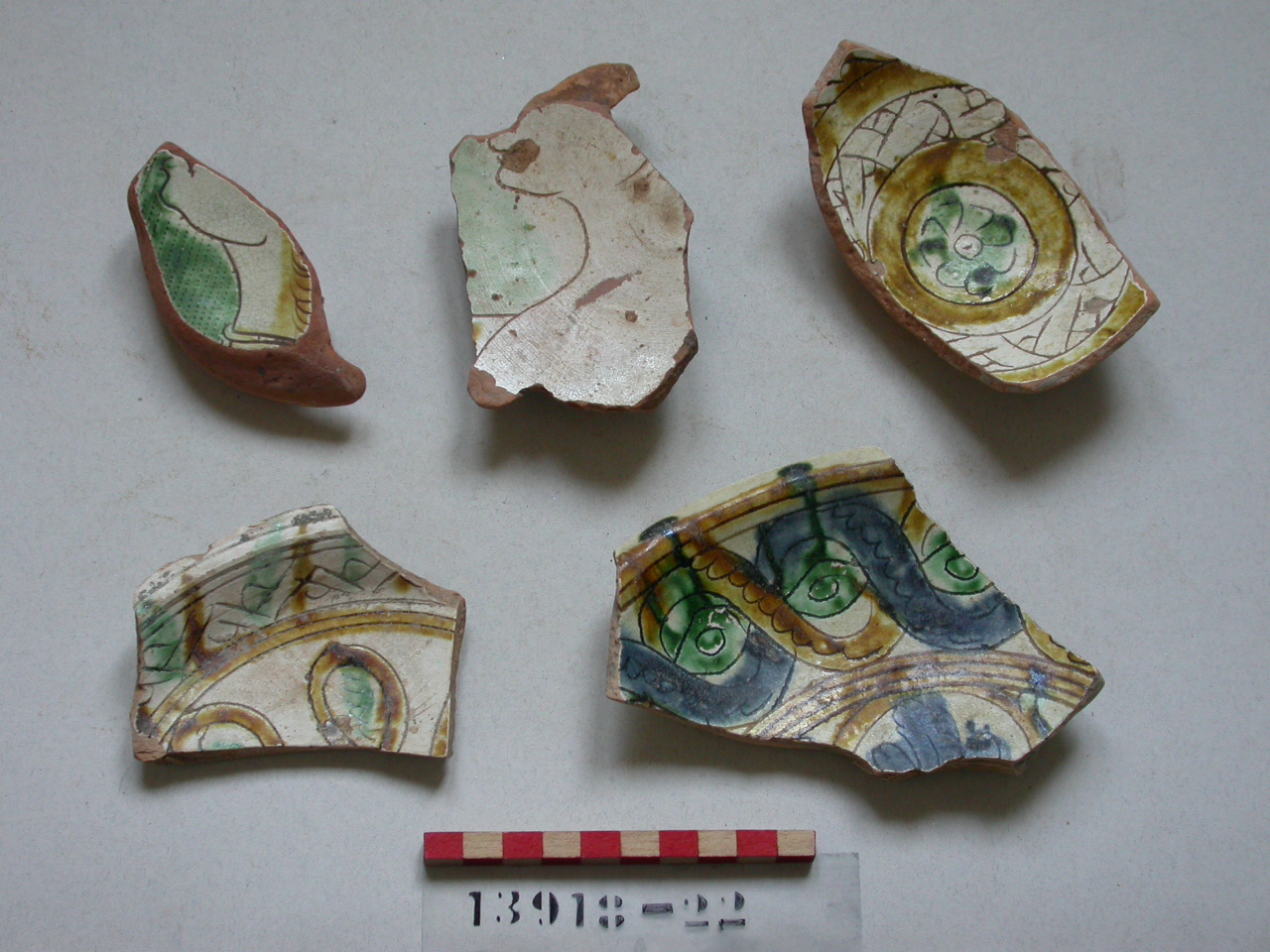 motivi decorativi geometrici e vegetali (piattello, frammento) - ambito veneziano (secc. XVI/ XVII)