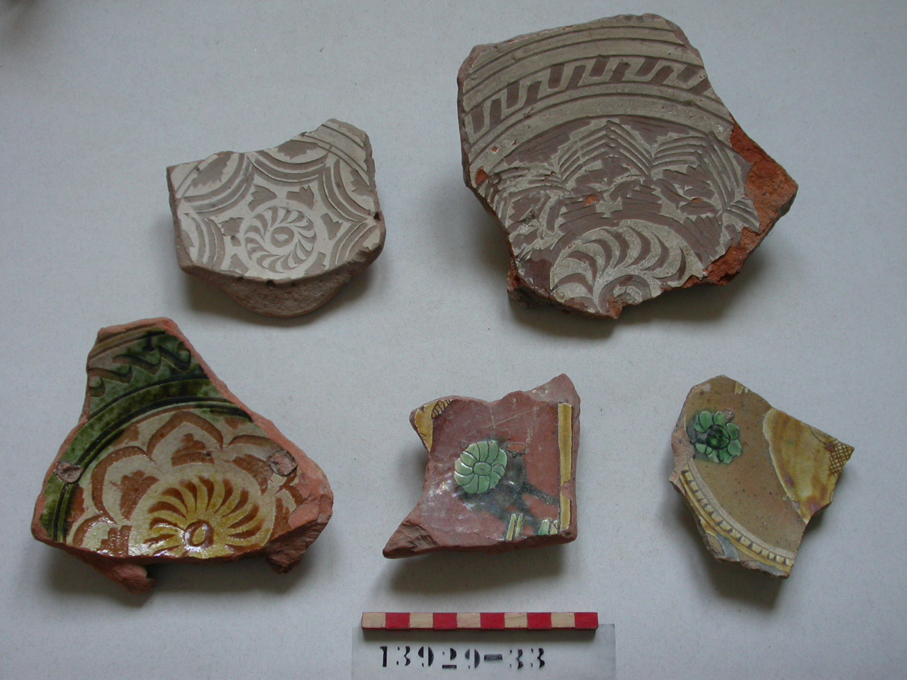 motivi decorativi vegetali stilizzati (piatto, frammento) - ambito veneziano (sec. XVI)