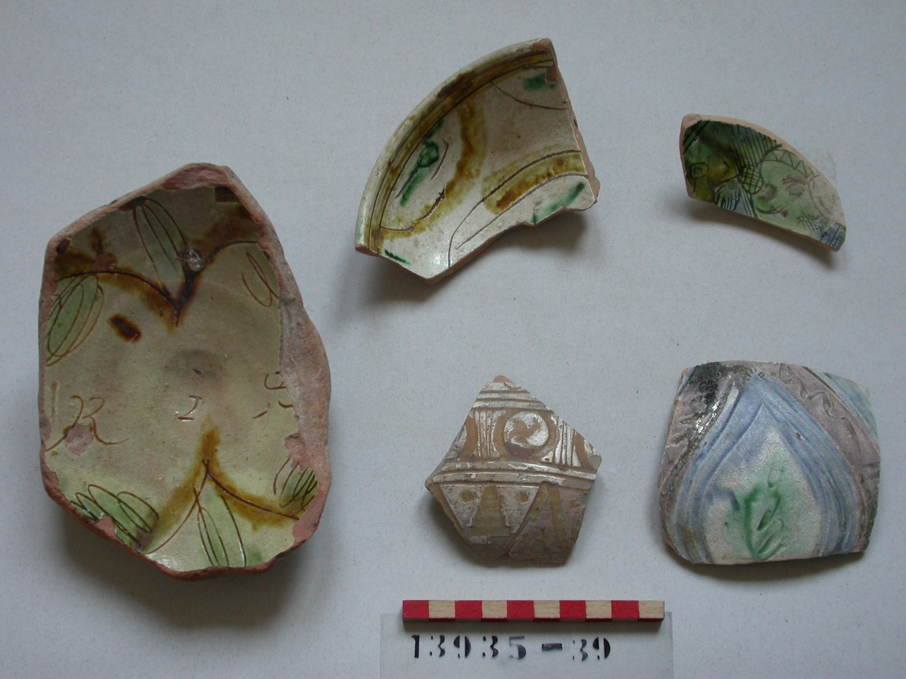 motivi decorativi vegetali (boccale, frammento) - ambito padano (secc. XVI/ XVII)