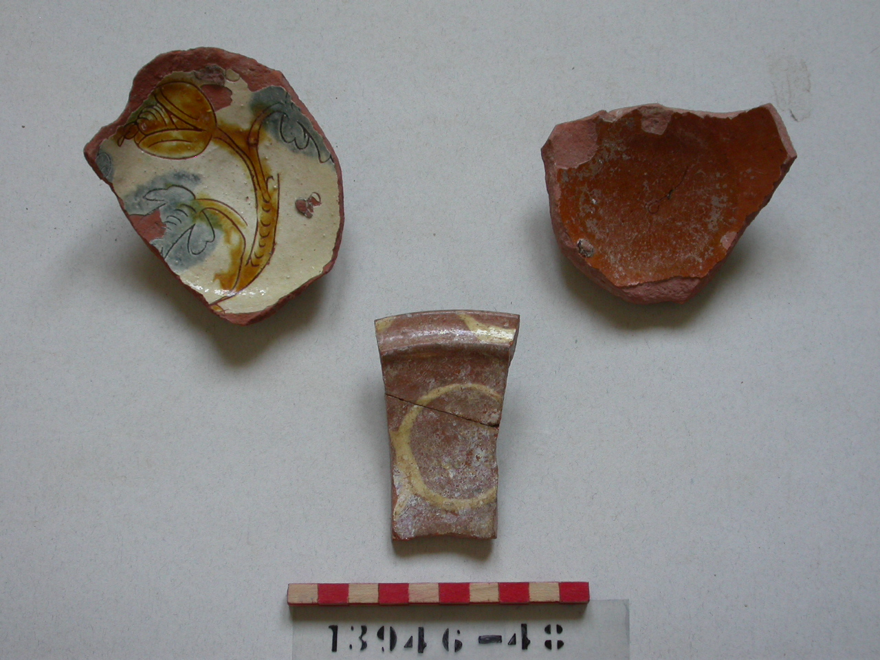 motivi decorativi floreali (scodella, frammento) - ambito veneziano (secc. XVI/ XVII)