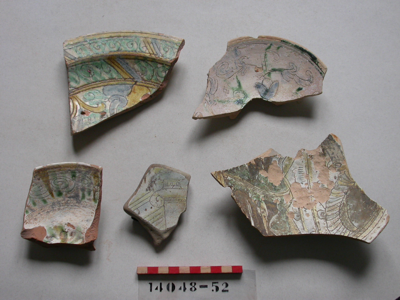 motivi decorativi vegetali (piattello, frammento) - ambito veneziano (secc. XVI/ XVII)