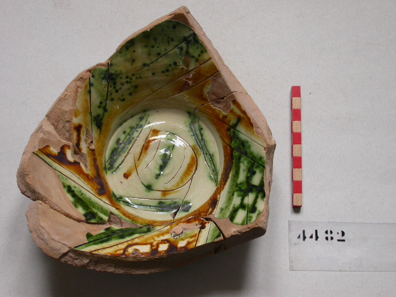 motivi decorativi vegetali stilizzati (catino, frammento) - ambito veneziano (secc. XVI/ XVII)