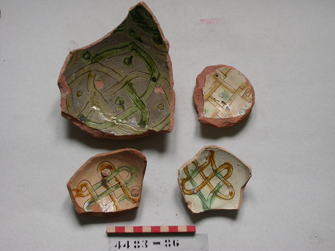 motivi decorativi floreali (bacino, frammento) - ambito veneziano (secc. XVI/ XVII)