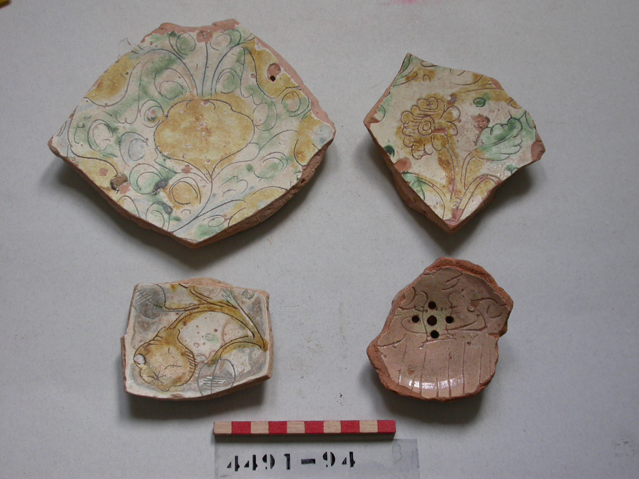 motivi decorativi floreali (piatto, frammento) - ambito veneziano (secc. XVI/ XVII)