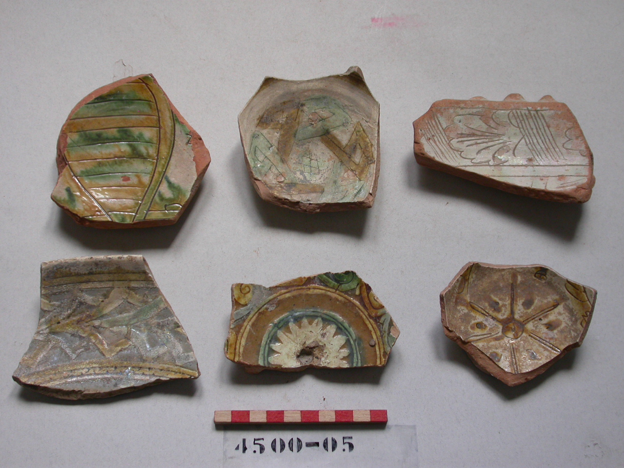 motivi decorativi geometrici (scodella, frammento) - ambito veneziano (secc. XVI/ XVII)