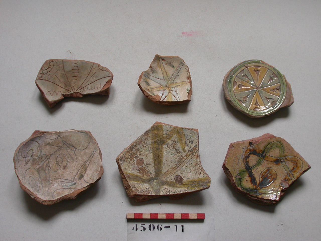 motivi decorativi floreali (piatto, frammento) - ambito veneziano (sec. XVI)