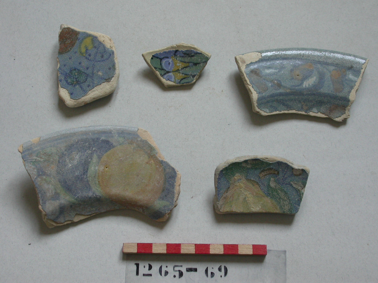 motivi decorativi vegetali (piatto, frammento) - ambito veneziano (secc. XVI/ XVII)