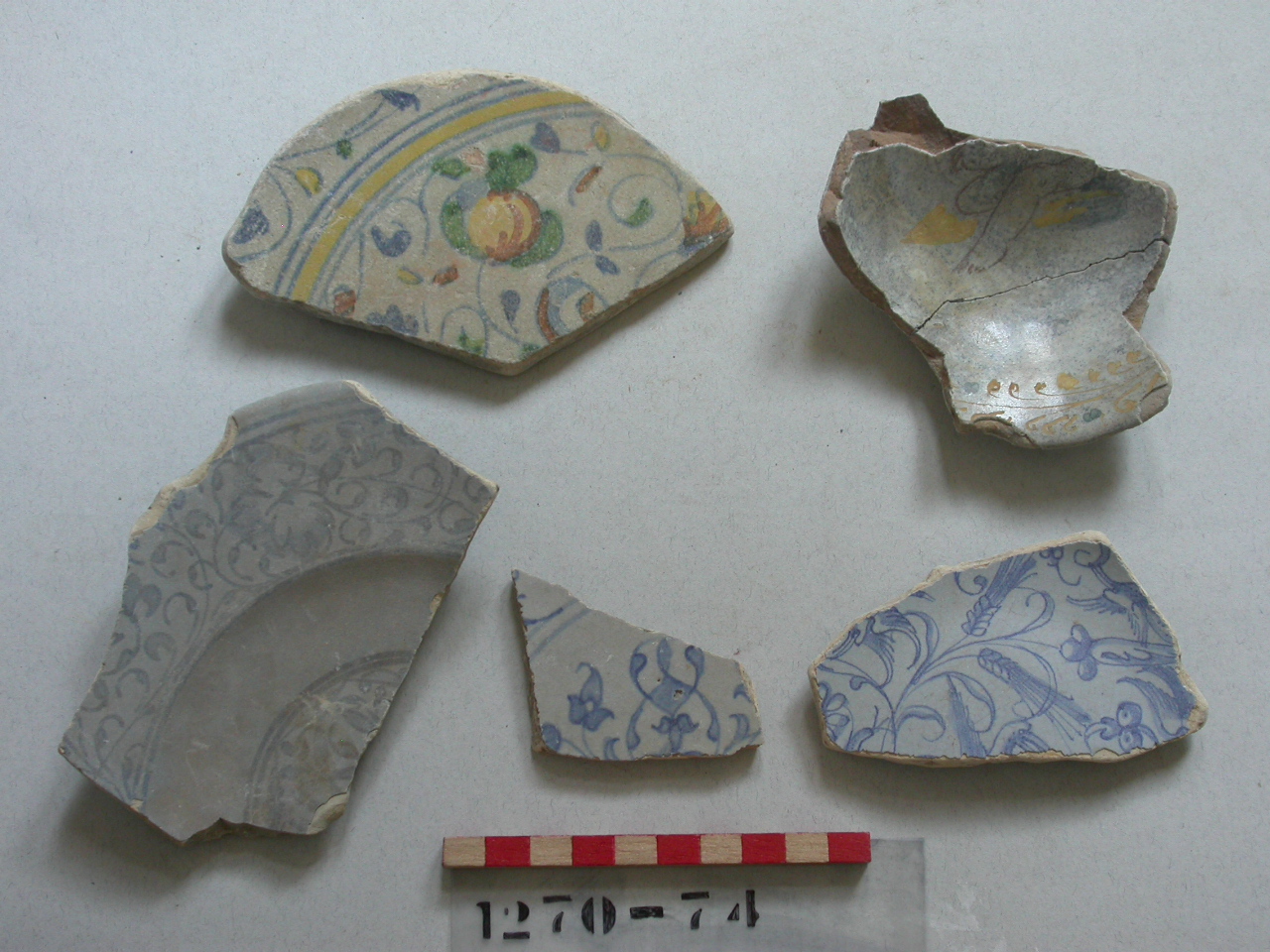 motivi decorativi vegetali (piatto, frammento) - ambito veneziano (sec. XVI)