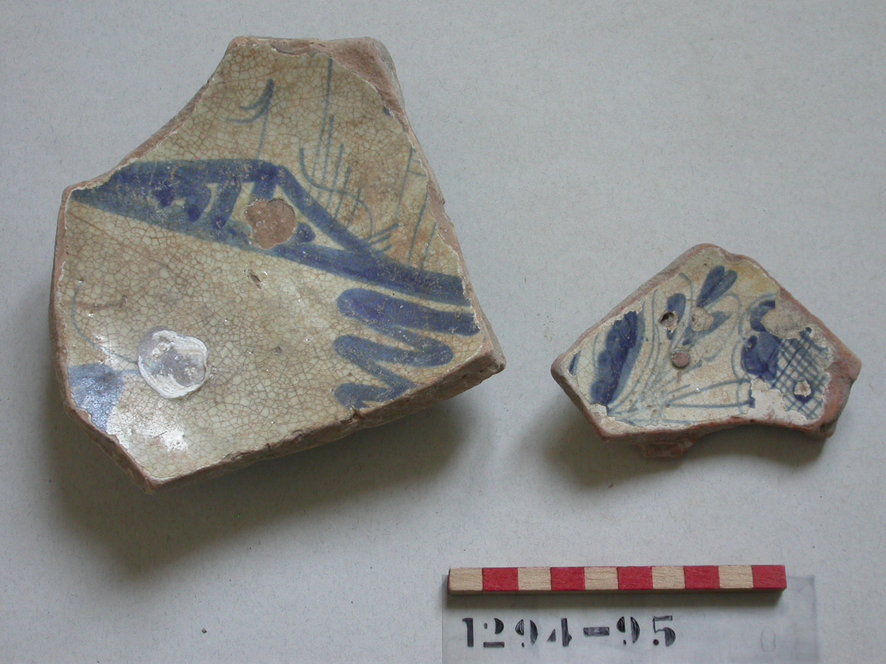 motivi decorativi vegetali stilizzati (bacino, frammento) - ambito veneto (secc. XVIII/ XIX)