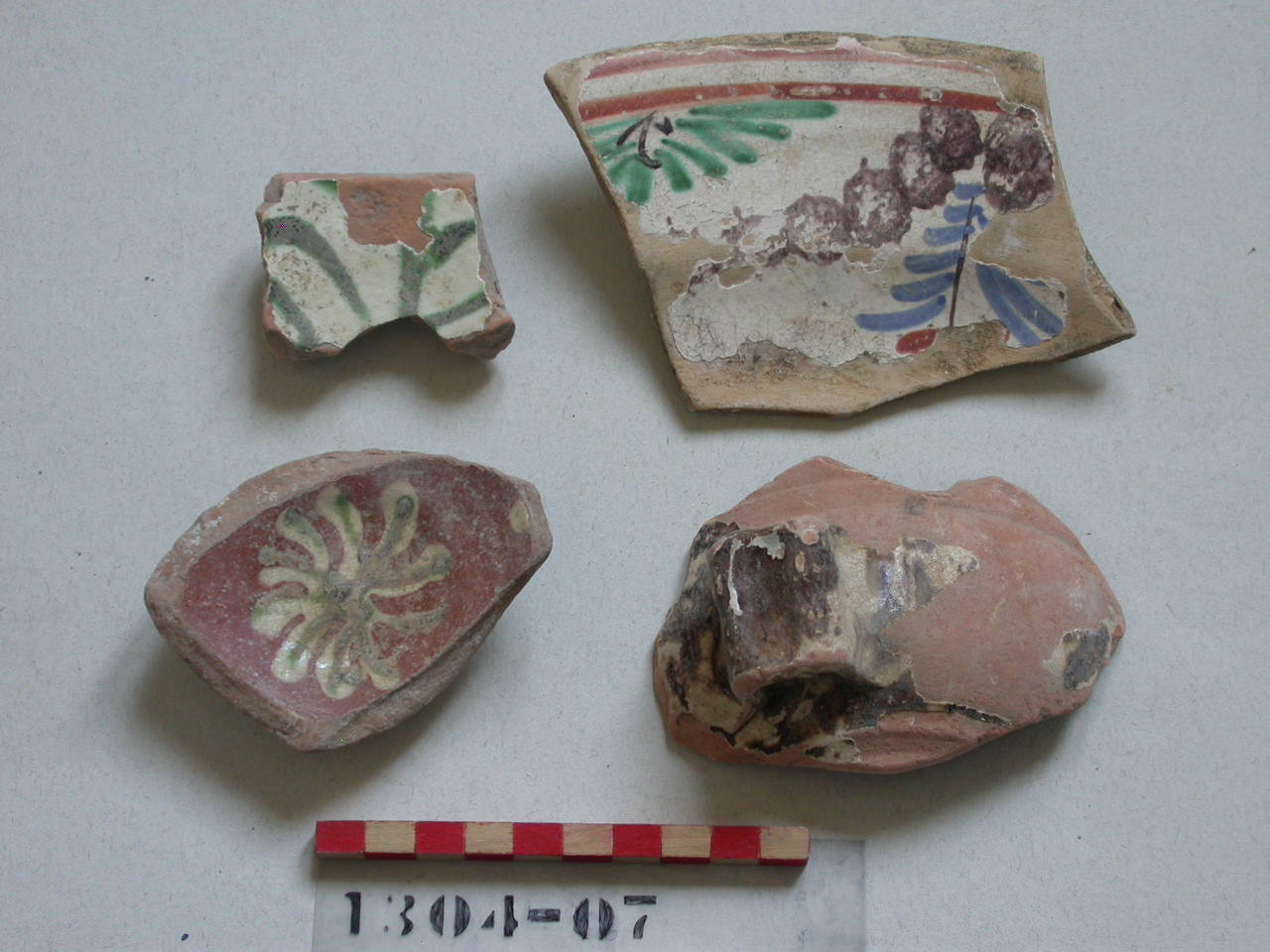 motivi decorativi vegetali (scodella, frammento) - ambito veneziano (secc. XVI/ XVII)