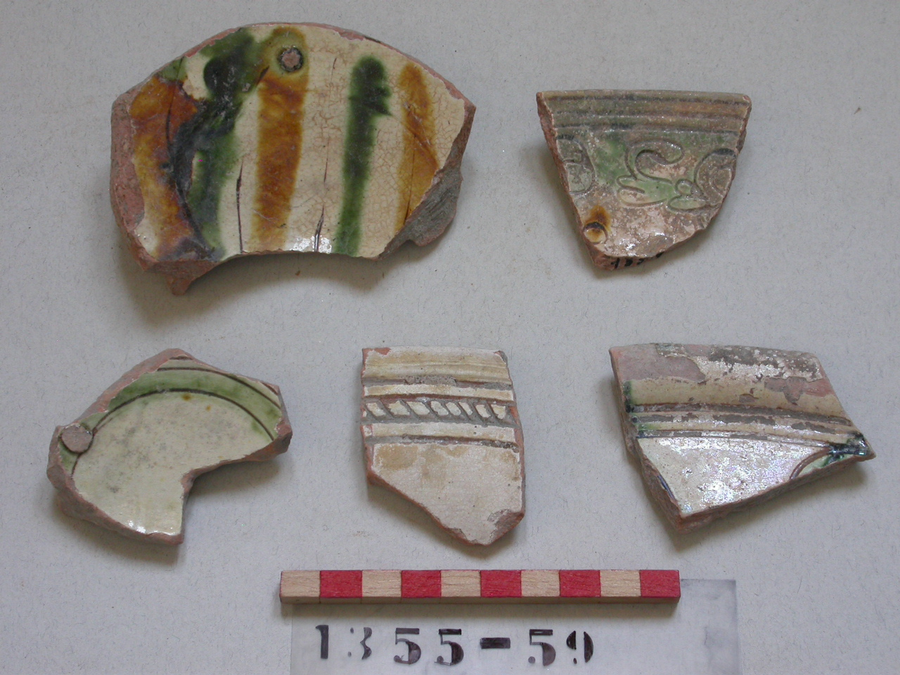 motivi decorativi geometrici (piatto, frammento) - ambito veneziano (secc. XVI/ XVII)