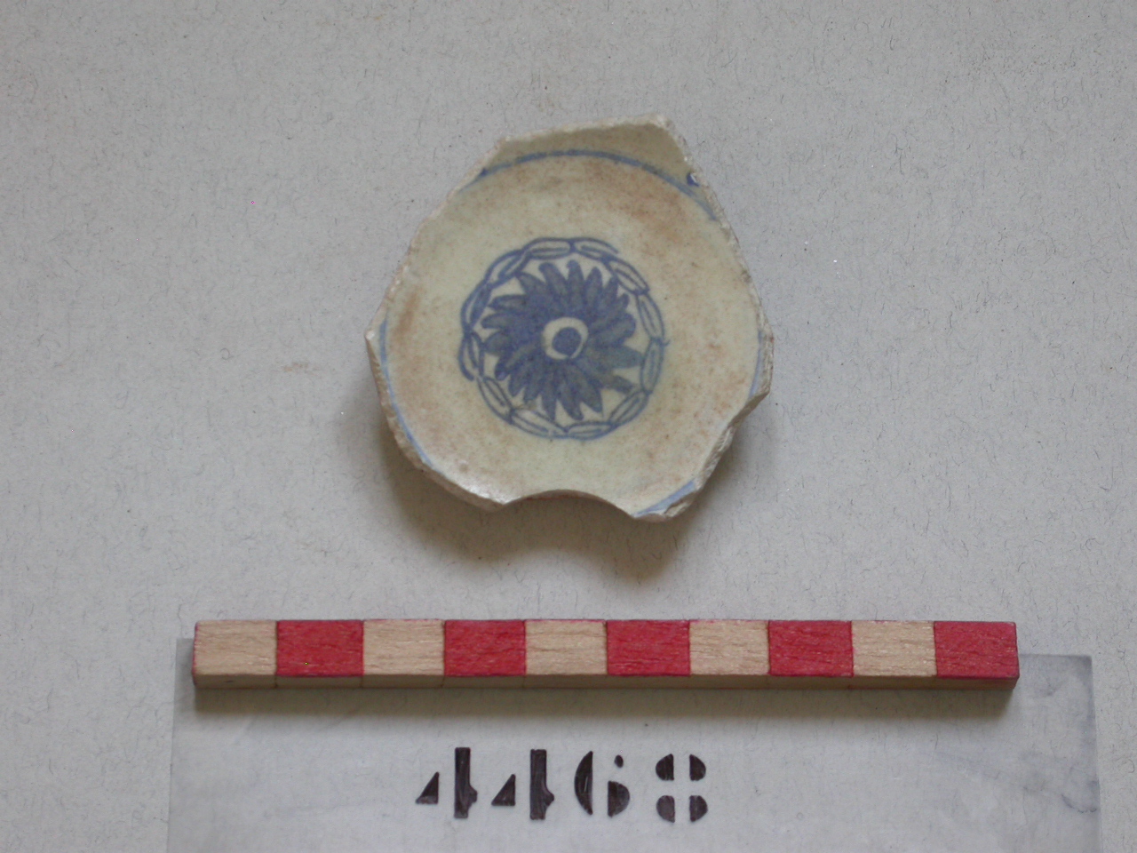 motivi decorativi floreali (scodella, frammento) - ambito turco (secc. XVII/ XVIII)