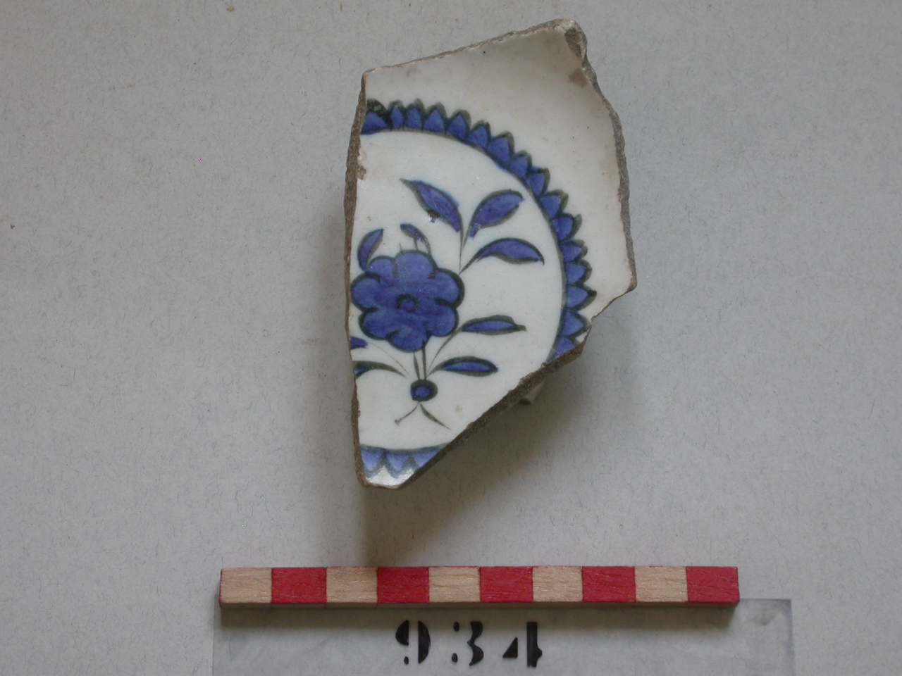 motivi decorativi floreali (piatto, frammento) - ambito persiano (secc. XVI/ XVII)
