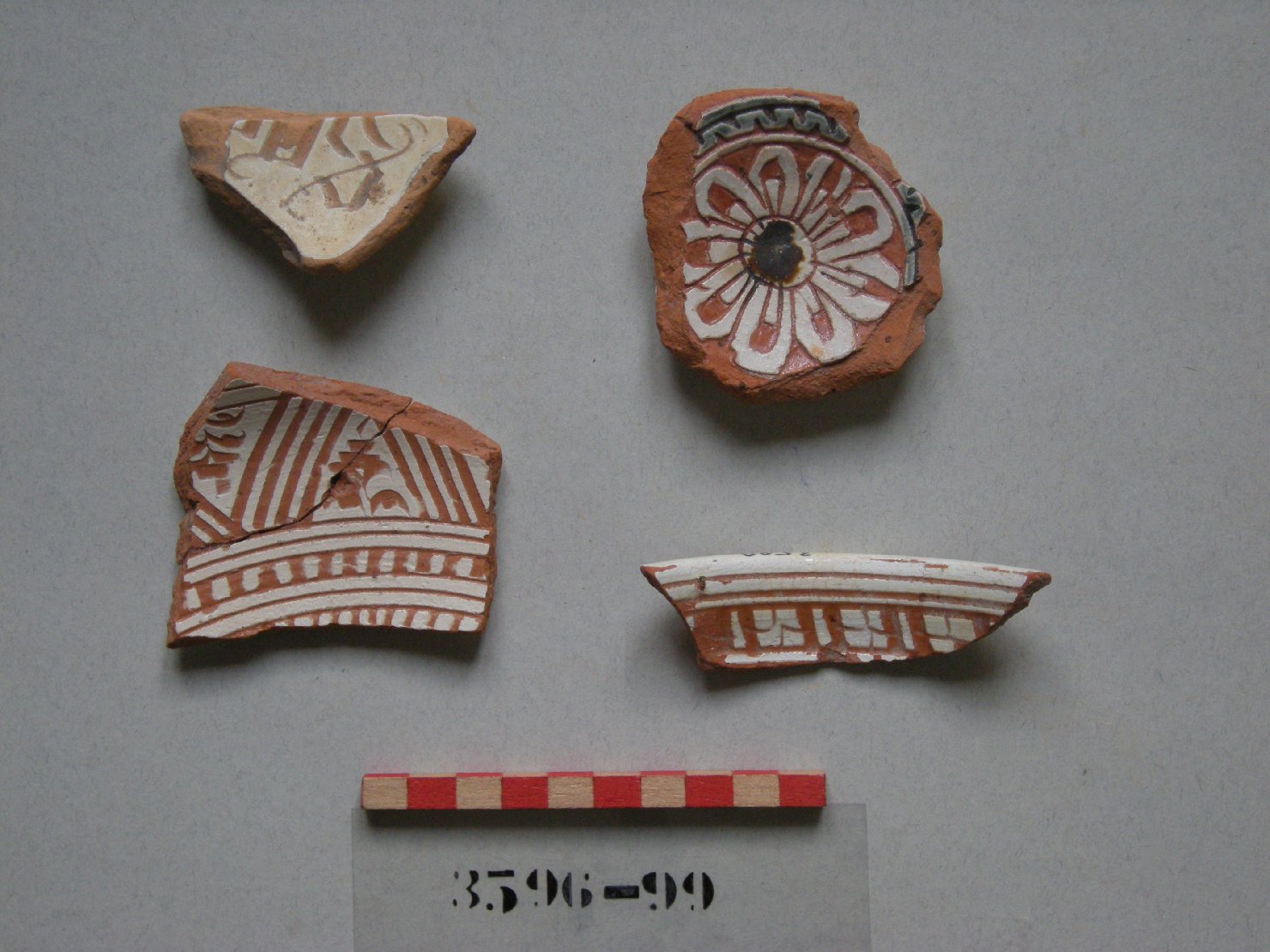 trigramma bernardiniano (scodella, frammento) - ambito veneziano (sec. XVI)