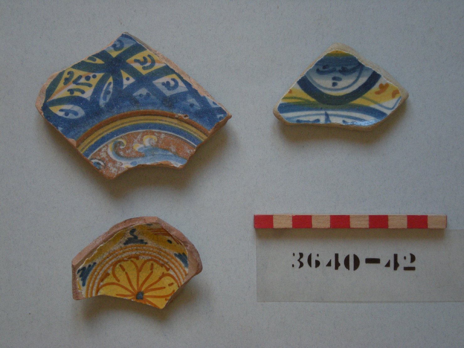 motivi decorativi geometrici e vegetali (scodella, frammento) - produzione di Deruta (ultimo quarto sec. XVI)
